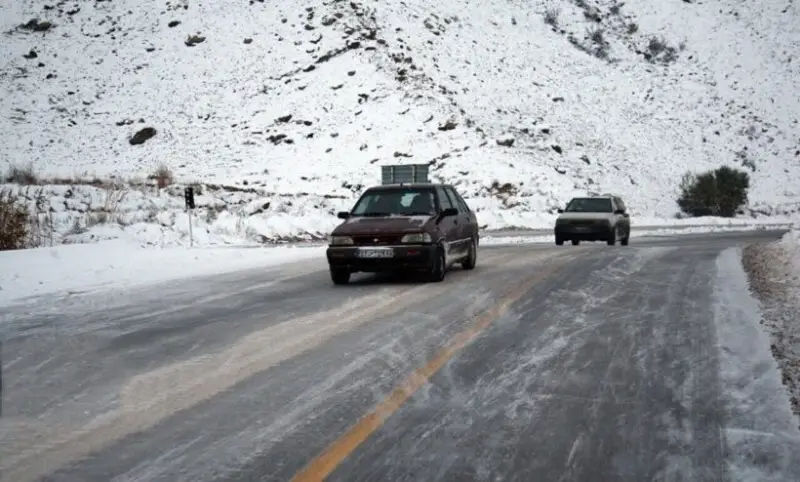 جاده‌های ۱۸ استان کشور امروز برفی و بارانی است