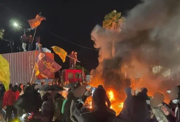 خشم مردم لبنان به خاطر جلوگیری از پرواز تهران - بیروت، جاده منتهی به فرودگاه بسته شد