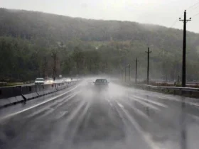 بارش باران در ۵ محور فارس؛ وضعیت جاده‌ ها عادی و باز است