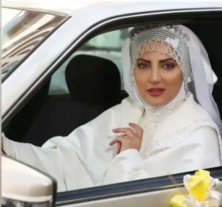 عکس جدید هلیا امامی با لباس عروس در حال رانندگی منتشر شد