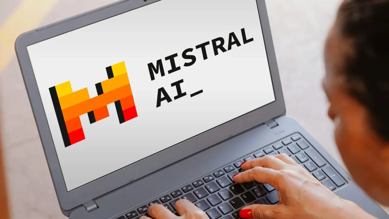 دوئل جذاب Mistral AI و OpenAI: رقابت نفس‌گیر در دنیای هوش مصنوعی آغاز شد!