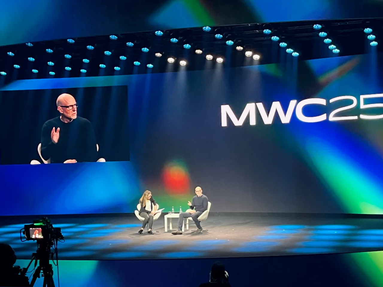 AI نجات بشر یا بحران اجتماعی؟ دو دیدگاه جنجالی در برنامه MWC 2025!