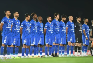 اعتراض شدید هواداران استقلال به بازیکنان، مدیریت و داور بازی با هوادار