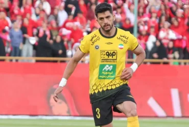 مدافع سپاهان پس از برخورد با مدافع پرسپولیس به بیمارستان منتقل شد