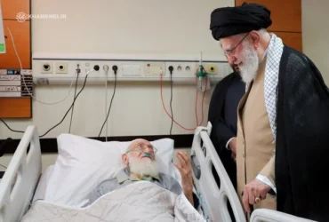 عیادت رهبر انقلاب از آیت‌الله نوری همدانی در بیمارستان