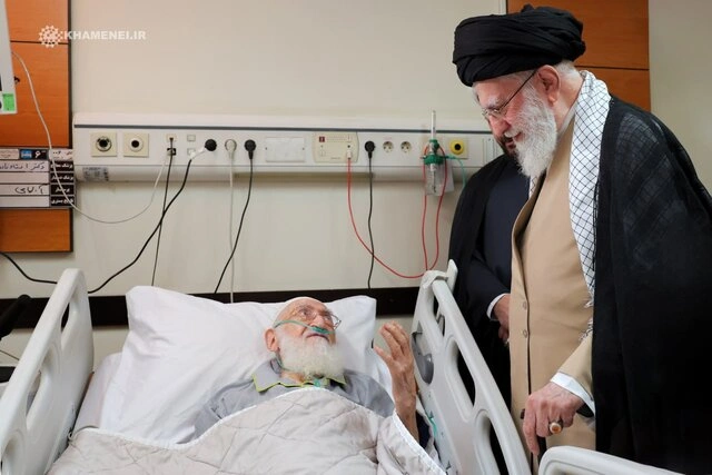 عیادت رهبر انقلاب از آیت‌الله نوری همدانی در بیمارستان