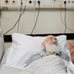 محسنی اژه‌ای از آیت‌الله نوری همدانی در بیمارستان تهران عیادت کرد