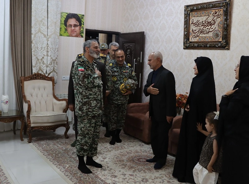 دیدار فرمانده کل ارتش با خانواده شهید داریوش رضایی‌ نژاد