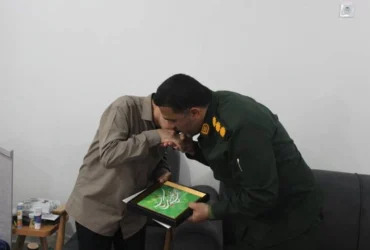 فرمانده سپاه دیر از معلم دوران مدرسه خود تجلیل کرد؛ بوسه بر دستان معلم در هفته بزرگداشت مقام معلم