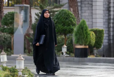 حمله تند نماینده قم به وزیر زن دولت پزشکیان _ سفر خانوادگی به کیش زیر ذره‌