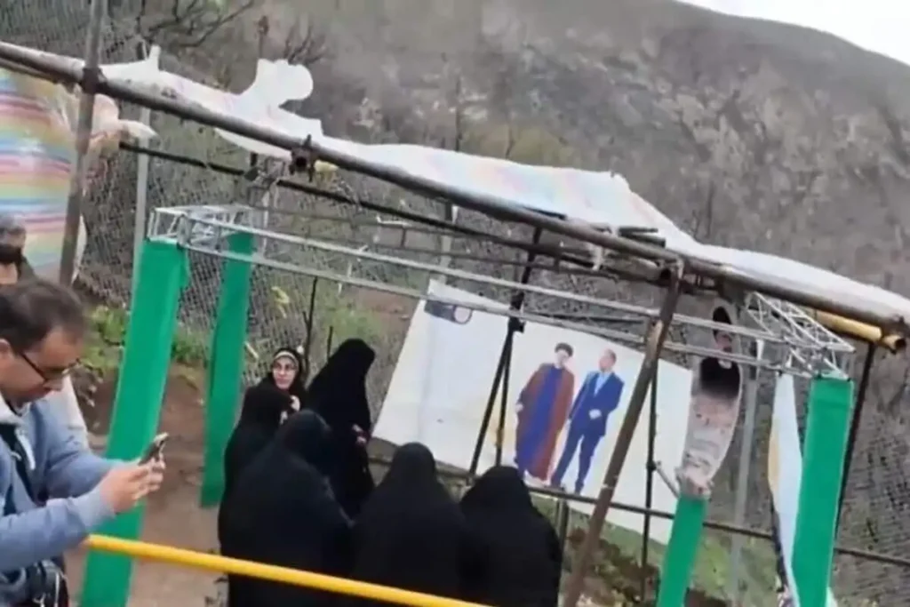 تصویر حضور خانواده شهید رئیسی در محل سقوط بالگرد