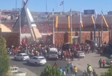 سیل جمعیت در تپه‌ های اطراف یادگار امام؛ جشن قهرمانی تاریخی تراکتور