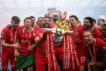 جشن قهرمانی لیورپول در آنفیلد با حضور ۶۲ هزار هوادار و لبخند کلوپ