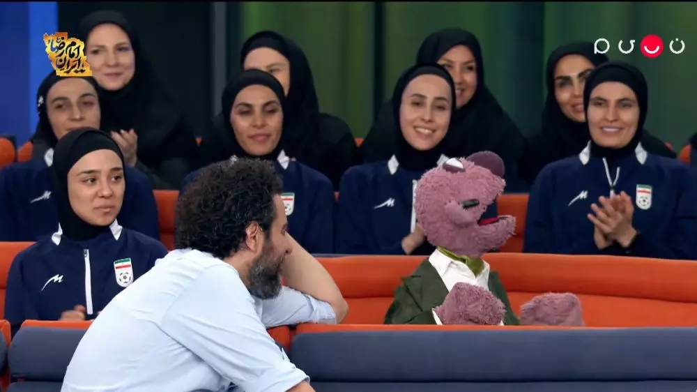 شعرخوانی احساسی جناب‌ خان برای تیم ملی فوتسال بانوان روی آنتن «هزار و یک»