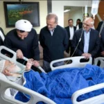 عیادت مسعود پزشکیان از آیت‌الله نوری همدانی در بیمارستان تهران