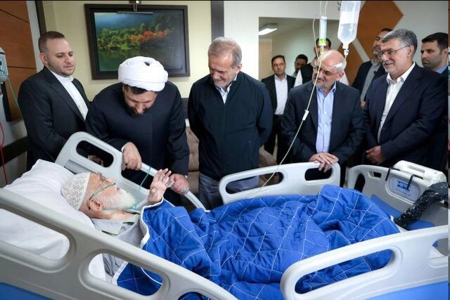 عیادت مسعود پزشکیان از آیت‌الله نوری همدانی در بیمارستان تهران