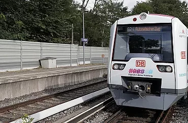 شرکت راه‌آهن آلمان: یک قطار کوچک کافی برای جابه‌جایی هواداران بازی پلی‌آف بوندسلیگا کافی است!