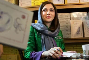 جنجال جشن امضای «سووشون» در نمایشگاه کتاب _ ماجرای یک پوستر اشتباه که همه‌چیز را بهم ریخت!