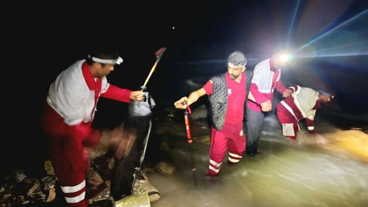 نجات کوهنورد مصدوم در ارتفاعات صعب‌العبور پیرانشهر توسط هلال‌احمر آذربایجان‌غربی _ امداد در شرایط سخت