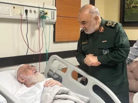 عیادت سرلشکر سلامی از آیت‌الله نوری همدانی در بیمارستان تهران