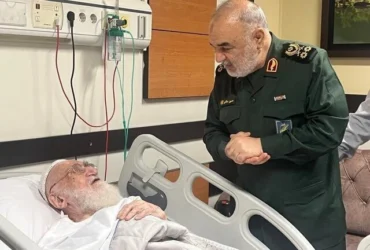 عیادت سرلشکر سلامی از آیت‌الله نوری همدانی در بیمارستان تهران