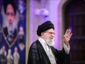 آغاز مراسم سالگرد شهادت آیت‌الله رئیسی با حضور رهبر انقلاب _ گرامیداشت شهدای خدمت