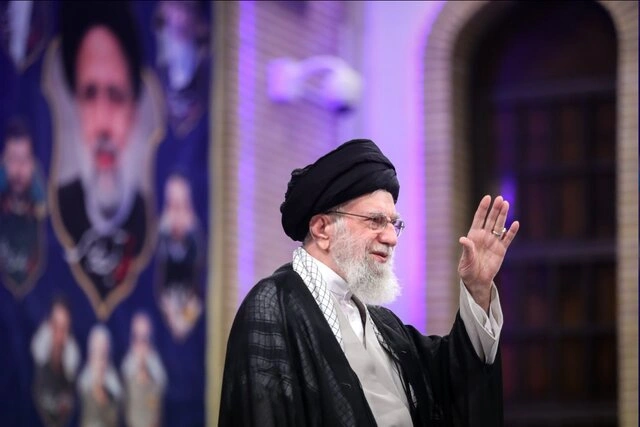 آغاز مراسم سالگرد شهادت آیت‌الله رئیسی با حضور رهبر انقلاب _ گرامیداشت شهدای خدمت