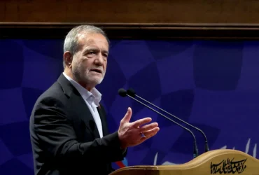 لحظه تاثیرگذار ایستادن پزشکیان در مقابل مادر شهید رئیسی + عکس