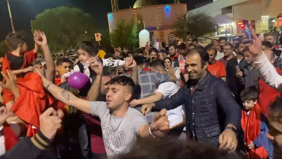 جشن دوباره قهرمانی تراکتور در تبریز _ پایکوبی هواداران در خیابان‌ ها