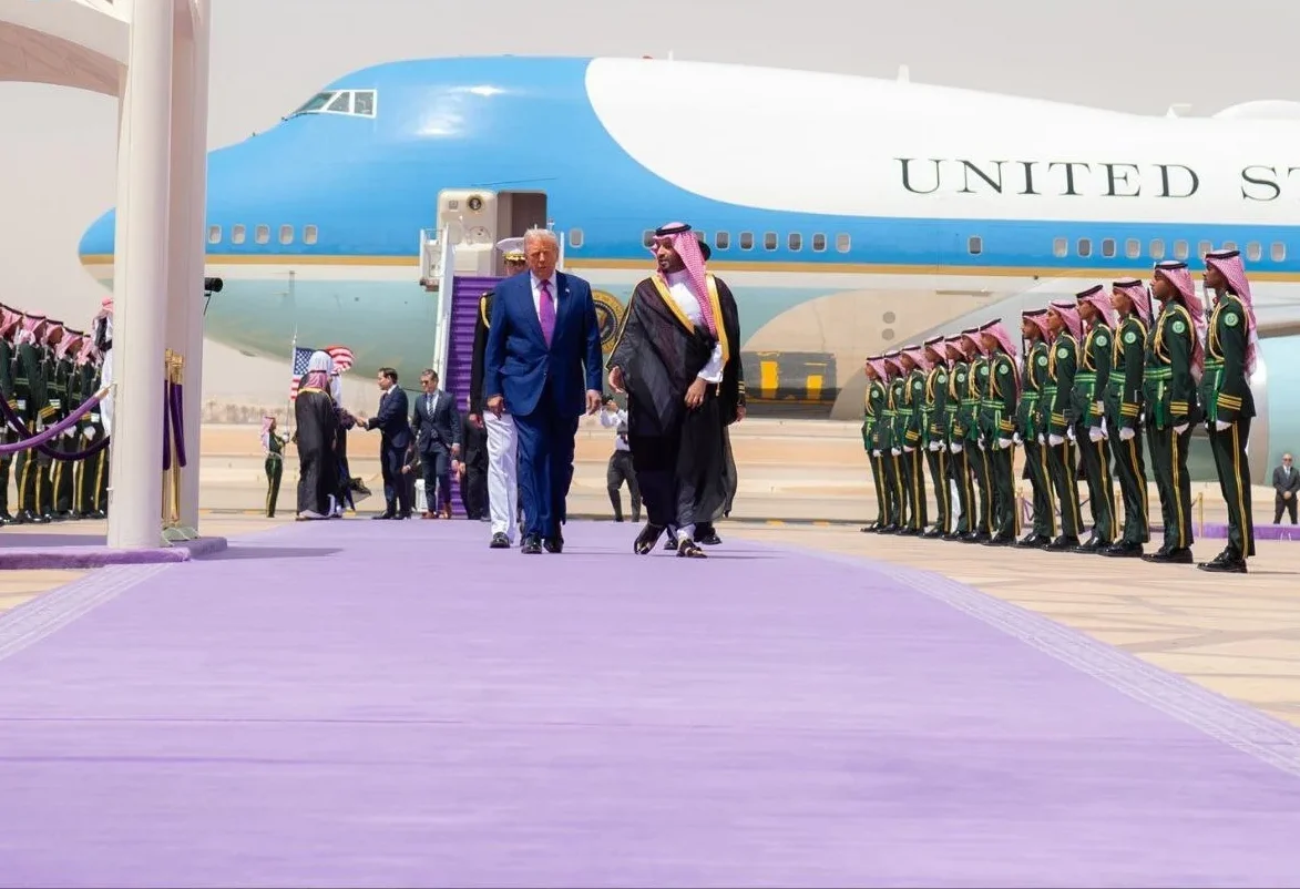 استقبال رسمی محمد بن سلمان از ترامپ در فرودگاه ریاض _ سفر پرحاشیه رئیس‌جمهور آمریکا به عربستان