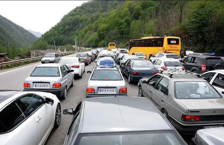 محور هراز مقطعی یکطرفه شد _ تخلیه ترافیک از گزنگ تا پلور
