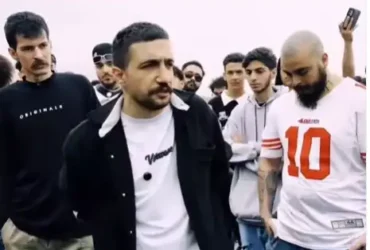 دانلود آهنگ دور شدیم از بقیه وقتی بودنم براشون بی معنیه _ این روزا با خودم رفتارم عجیبه