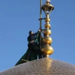 تعویض پرچم گنبد رضوی به‌ مناسبت شهادت امام باقر (ع) _ حرم امام رضا (ع) سیاه‌ پوش شد