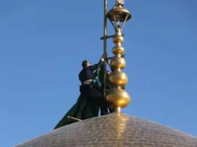 تعویض پرچم گنبد رضوی به‌ مناسبت شهادت امام باقر (ع) _ حرم امام رضا (ع) سیاه‌ پوش شد