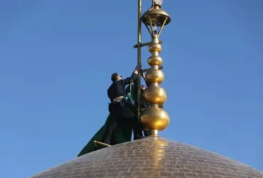 تعویض پرچم گنبد رضوی به‌ مناسبت شهادت امام باقر (ع) _ حرم امام رضا (ع) سیاه‌ پوش شد