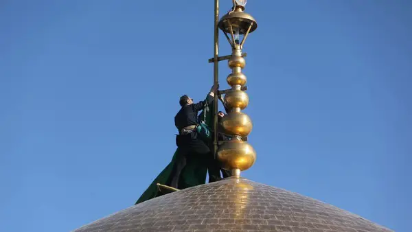 تعویض پرچم گنبد رضوی به‌ مناسبت شهادت امام باقر (ع) _ حرم امام رضا (ع) سیاه‌ پوش شد