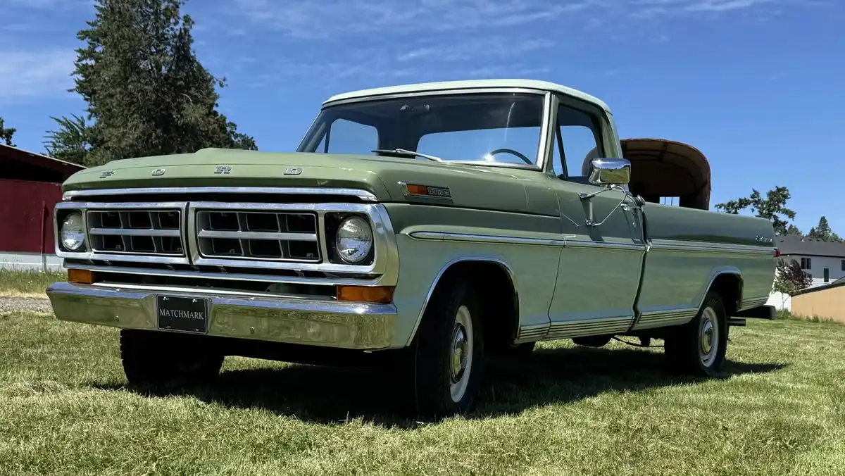 پیکاپ کلاسیک فورد F-100 مدل 1971 با رنگ نوستالژیک به مزایده گذاشته شد