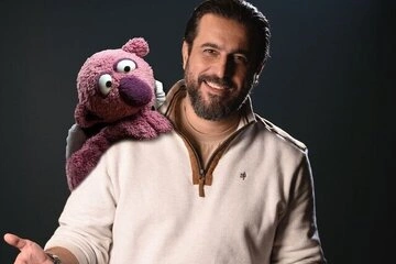 "جناب خان" و "محسن کیایی" هر شب روی آنتن؛ "هزار و یک" تا تیرماه مهمان خانه‌ها!