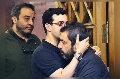 حضور هنرمندان در ختم پدر عباس جمشیدی‌ فر _ هوتن شکیبا، مهرداد صدیقیان و هادی حجازی‌ فر