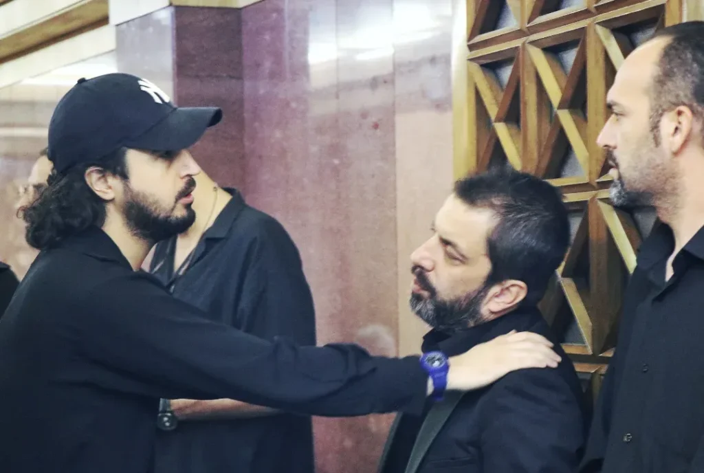 حضور هنرمندان در ختم پدر عباس جمشیدی‌ فر _ هوتن شکیبا، مهرداد صدیقیان و هادی حجازی‌ فر