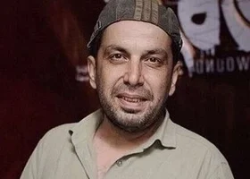 حضور هنرمندان در ختم پدر عباس جمشیدی‌ فر _ هوتن شکیبا، مهرداد صدیقیان و هادی حجازی‌ فر