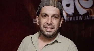 حضور هنرمندان در ختم پدر عباس جمشیدی‌ فر _ هوتن شکیبا، مهرداد صدیقیان و هادی حجازی‌ فر
