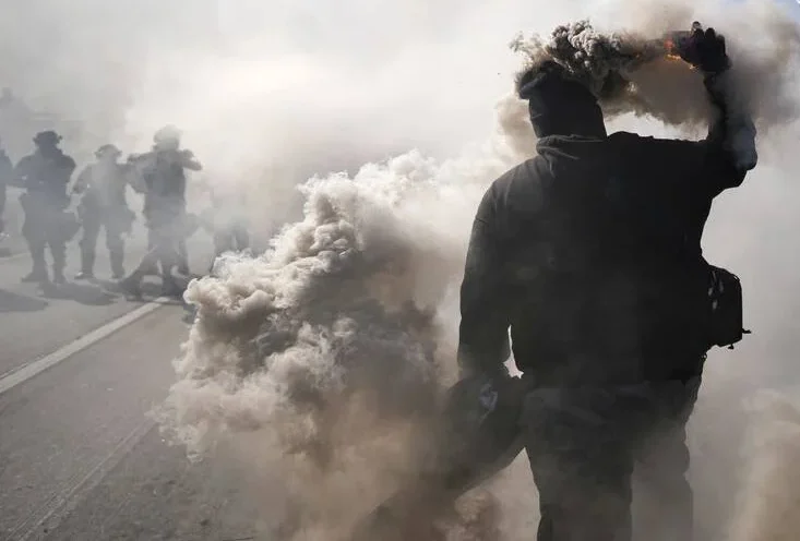 اعتراض شدید مهاجران در آمریکا به سیاست‌ های ترامپ _ سرکوب با گاز اشک‌ آور در لس‌ آنجلس + عکس