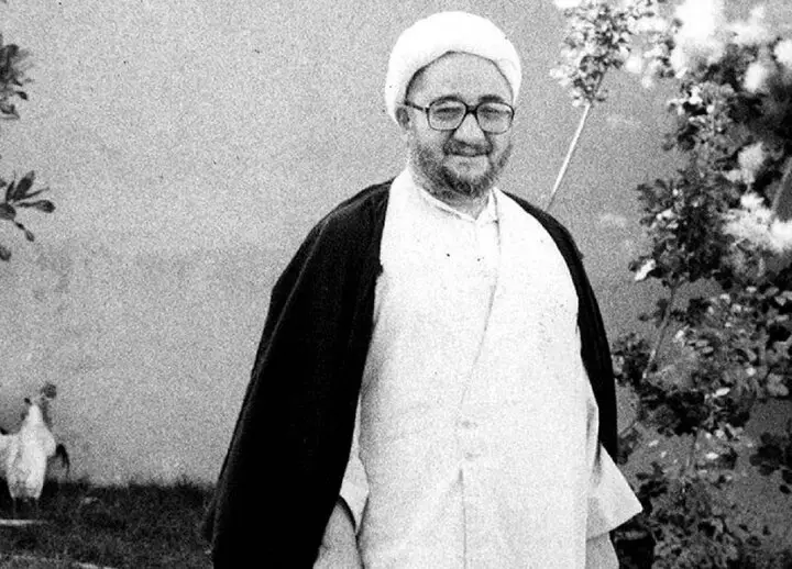 تصویر نایاب از صادق خلخالی در منزل شخصی‌ اش در قم؛ دهه ۷۰ شمسی