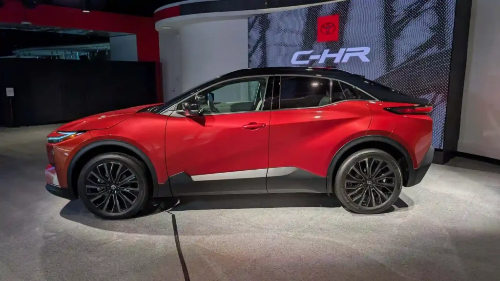 C-HR ۲۰۲۶، تویوتا از همیشه الکتریکی‌تر و اسپرت‌تر برگشت!