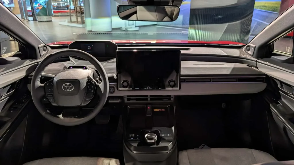 C-HR ۲۰۲۶، تویوتا از همیشه الکتریکی‌تر و اسپرت‌تر برگشت!
