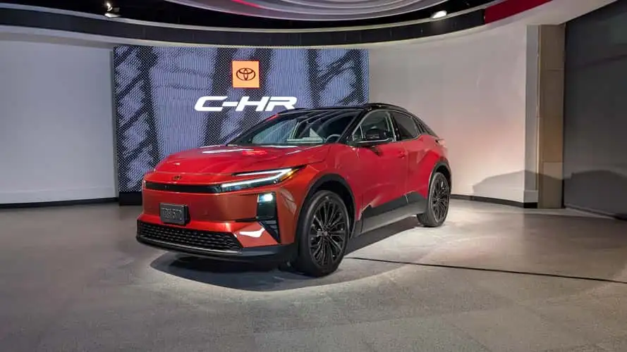 C-HR ۲۰۲۶، تویوتا از همیشه الکتریکی‌تر و اسپرت‌تر برگشت!