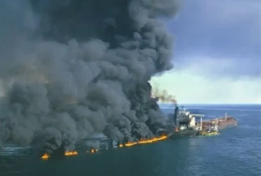 آتش‌سوزی هم‌زمان سه نفت‌کش VLCC در تنگه هرمز - ۲ میلیون بشکه نفت نابود شد