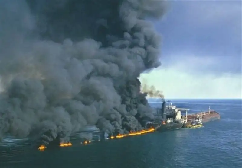 آتش‌سوزی هم‌زمان سه نفت‌کش VLCC در تنگه هرمز - ۲ میلیون بشکه نفت نابود شد