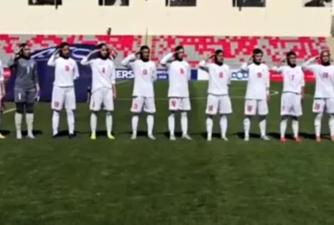 سلام نظامی بازیکنان تیم ملی فوتبال بانوان ایران هنگام پخش سرود ملی